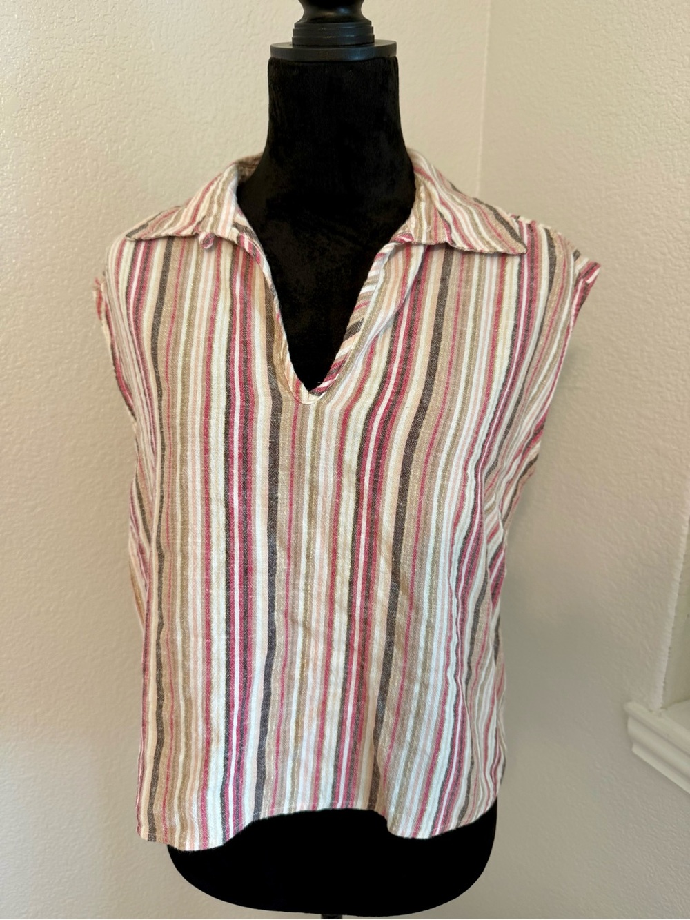 Sleeveless Striped Collared Top in Pink and Cream - Picture 3 of 9
